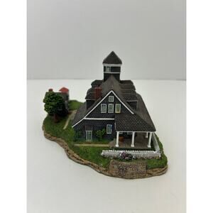 Harbour Lights HL286 Chicamacomico NC Life Saving Station 2003 Figurine